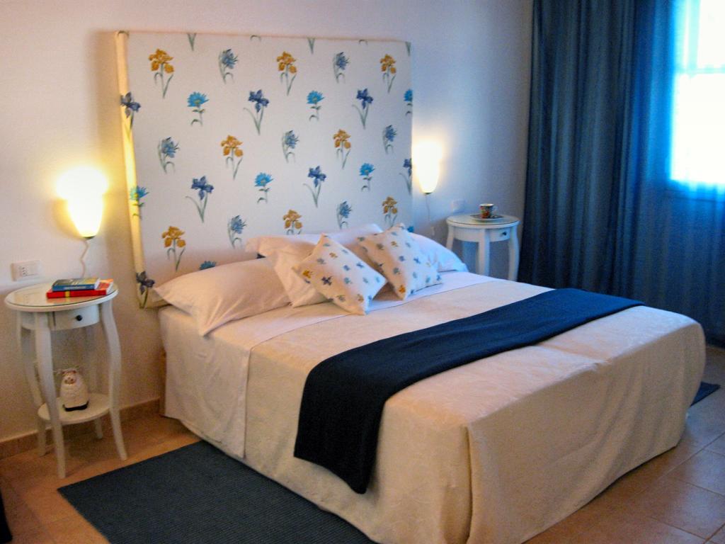 Hotel La Jacaranda SantʼAntìoco Zimmer foto